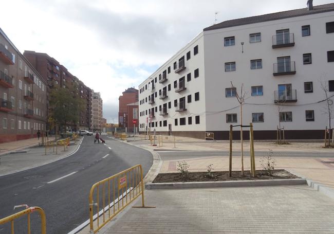 Tramo urbanizado de la avenida a la altura del recién rehabilitado cuartel de Puente Colgante.