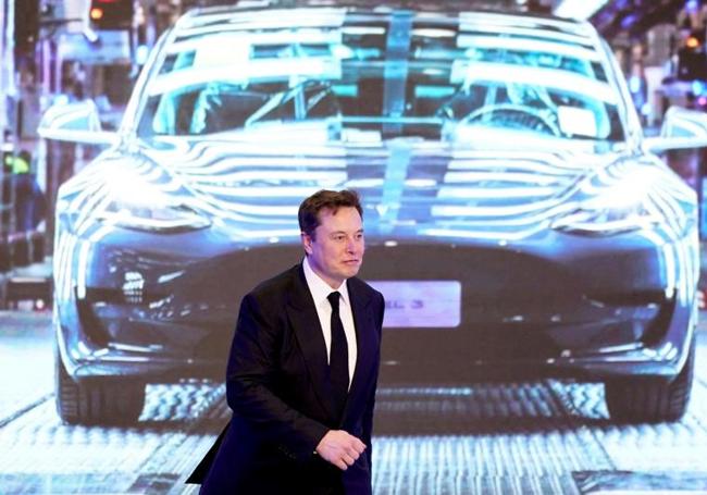 El CEO de Tesla, Elon Musk, frente a una imagen del Model 3.