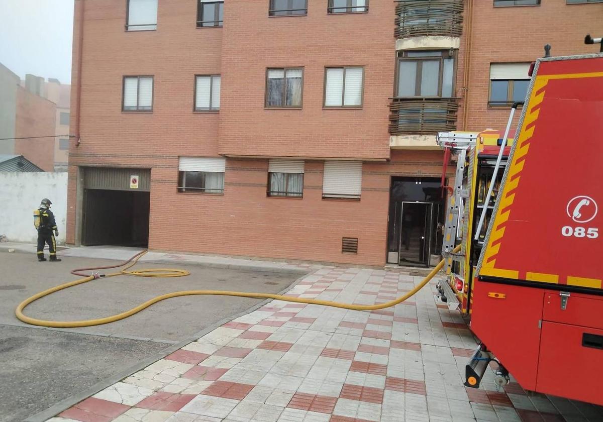 Los Bomberos la Diputación, durante su intervención en Santovenia.