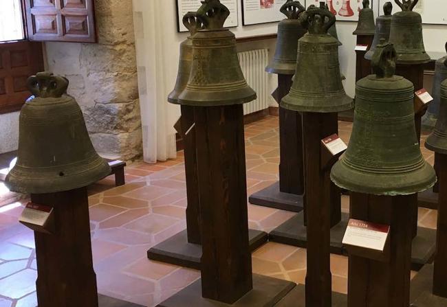 Colección de campanas en la Fundación Museo Etnográfico Joaquín Díaz.