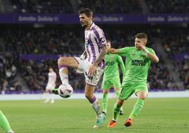 Juric devuelve un balón al primer toque.