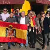 La concejala que afirma que Sánchez «merece un tiro» posó con una bandera franquista