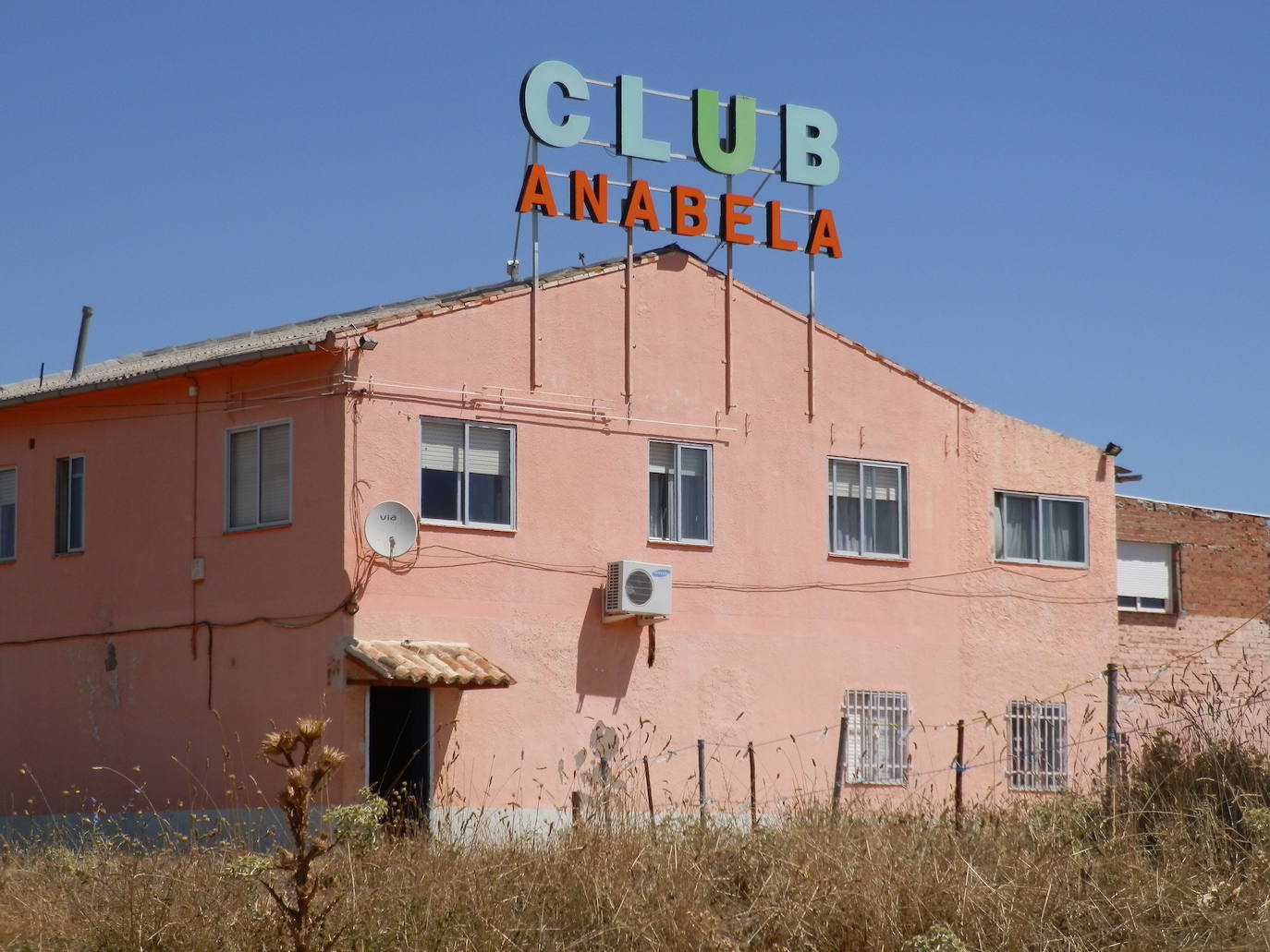 Fachada del club de alterne de Mayorga en una imagen de archivo.