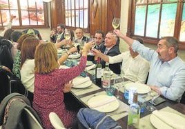 Un grupo de compañeros de trabajo brinda en el Restaurante Arrocería Sepionet, en la calle Rastro, durante una comida de empresa.