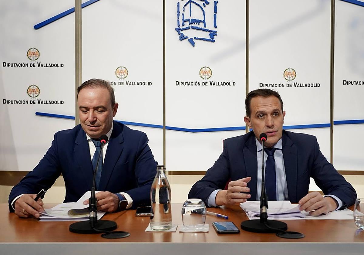 Conrado Íscar (d) y Víctor Alonso durante la presentación del Proyecto de Presupuestos de la Diputación de Valladolid para 2024.
