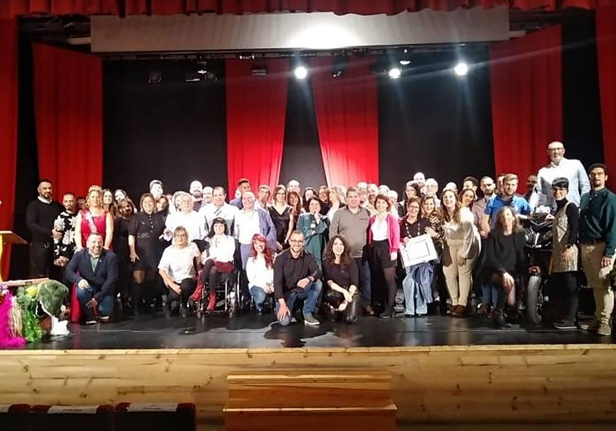 Los participantes posan tras la gala de presentación del calendario erótico.