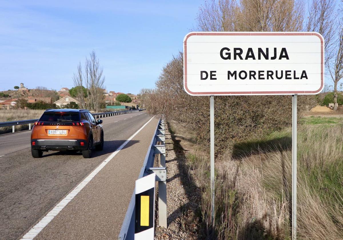 Acceso al municipio zamorano de Granja de Moreruela.