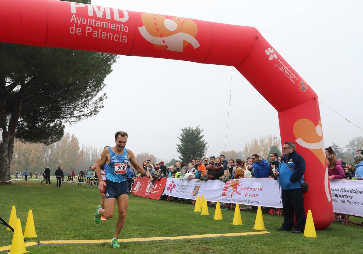 Fernando Lorenzo entra a meta en el Cros del Patronato de Deportes de Palencia.