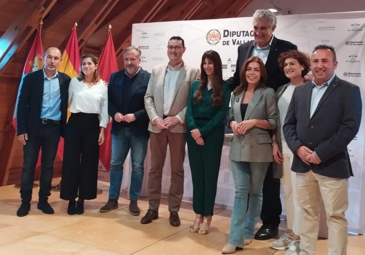 Autoridades y organizadores posan con los premiados.