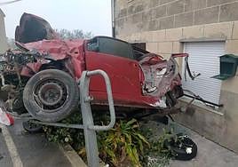 El vehículo incrustado en la vivienda contra la que colisionó.