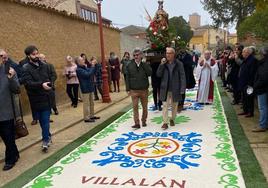 Procesión en honor de Santa Cecilia, sobre la alfombra dispuesta en las calles de Villalán de Campos.