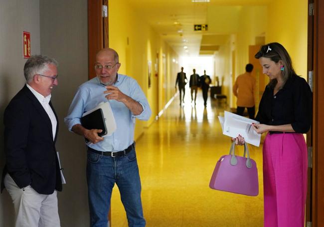 Francisco Igea conversa con el soriano Ángel Ceña, en presencia de Irene Muñoz, directora general de Relaciones Institucionales de la Junta.