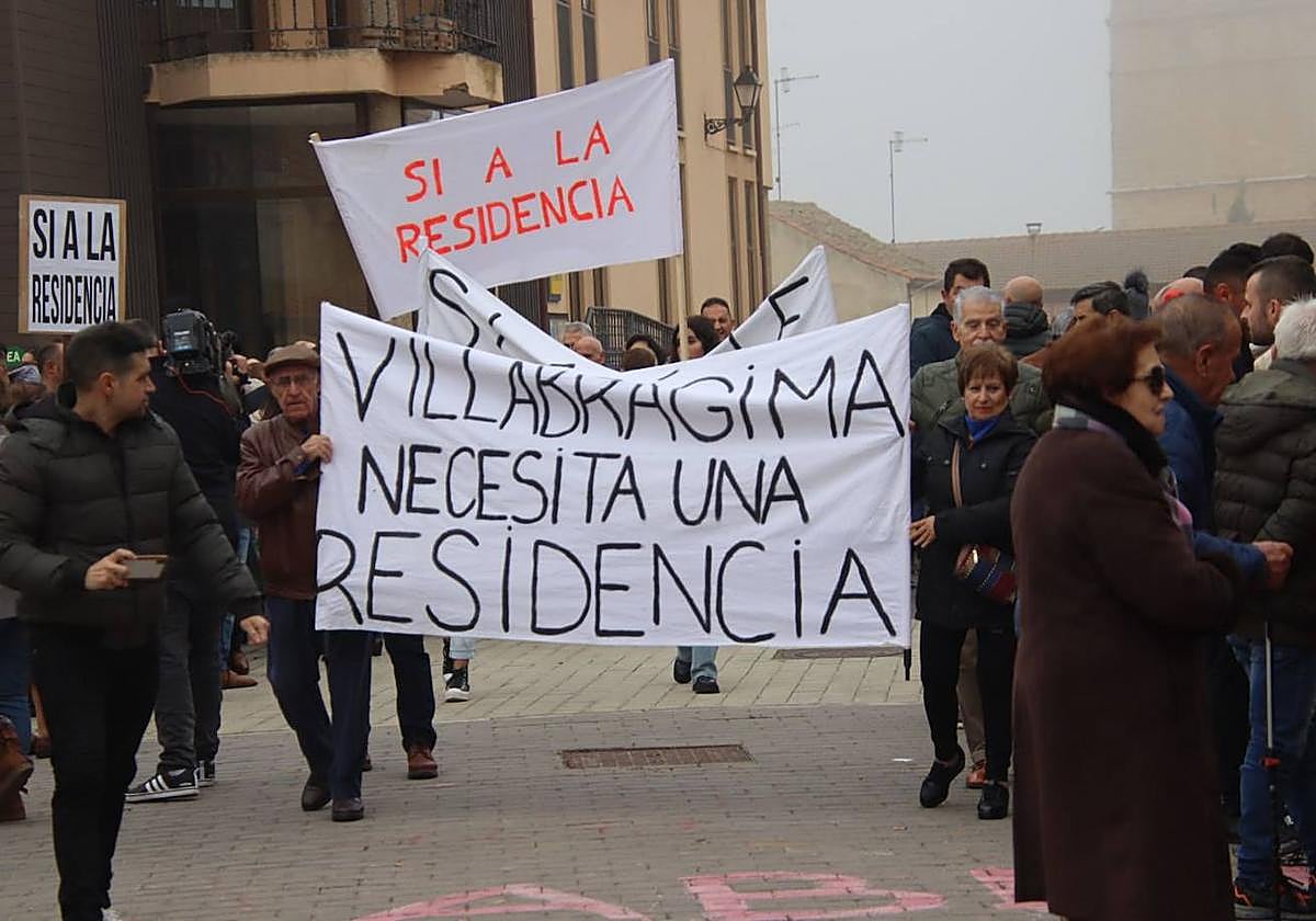 Los vecinos en la manifestación en defensa del proyecto municipal de residencia de ancianos.