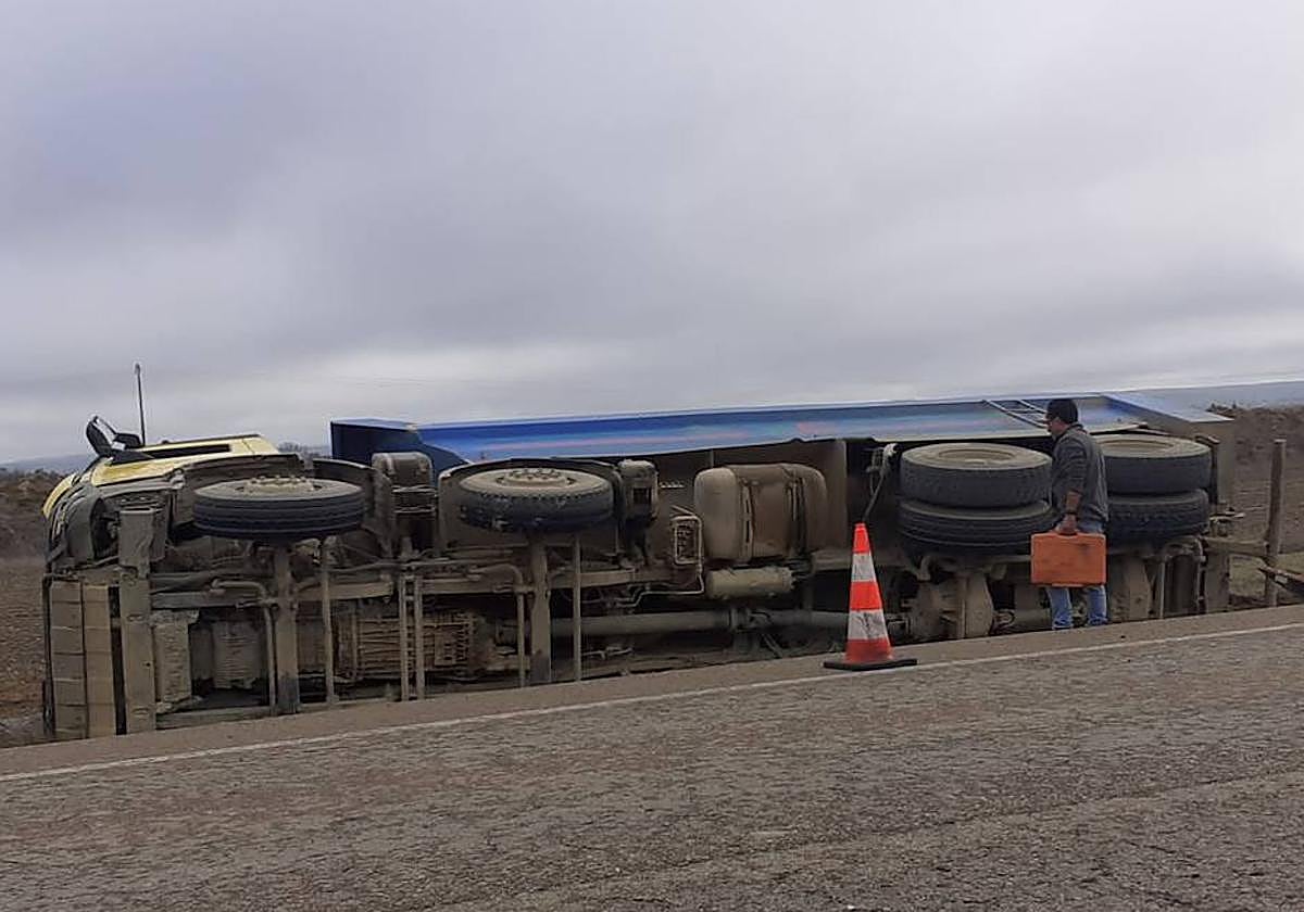 Camión volcado sobre la calzada en la N-611.