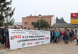 Trabajadores de los centros sociosanitarios, frente a las instalaciones del Serla esta mañana.