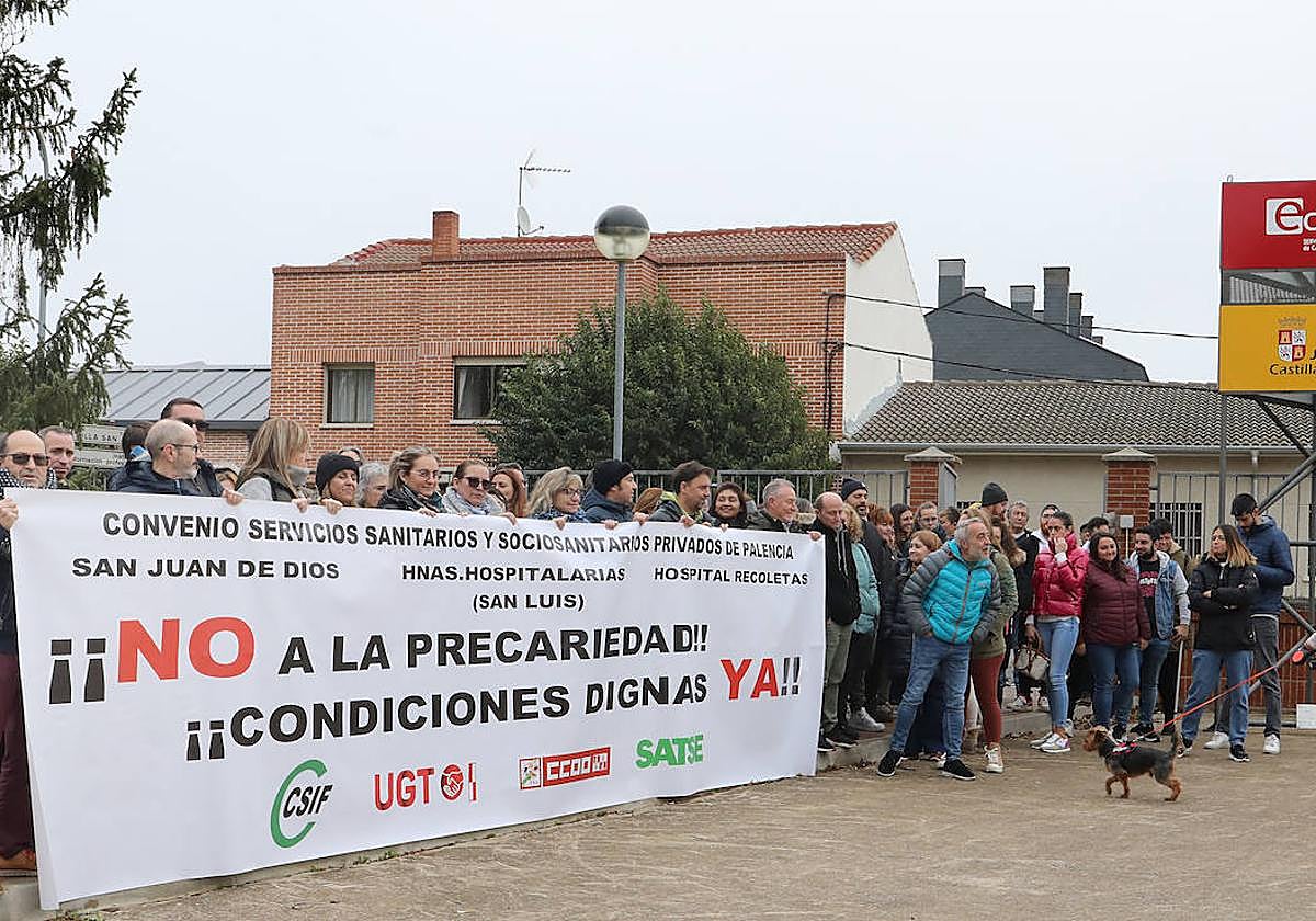 Trabajadores de los centros sociosanitarios, frente a las instalaciones del Serla esta mañana.