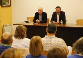 Óscar Puentem junto al exalcalde socialista de Peñafiel, Elías Arranz, en una reunión de partido a la que también acudieron miembros de la plataforma A11 Pasos.