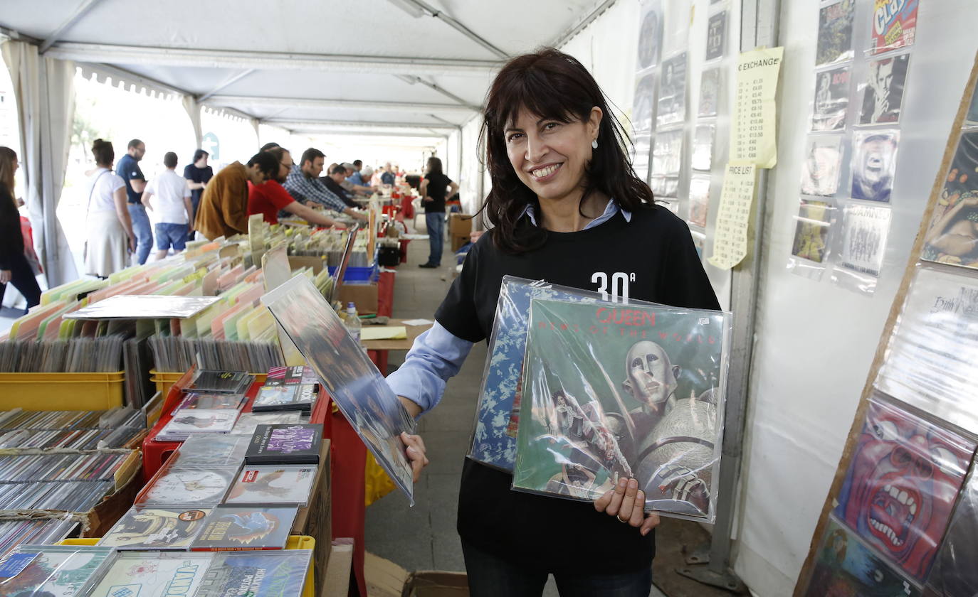 Ana Redondo, en la Feria del Disco situada en la plaza de Portugalete.