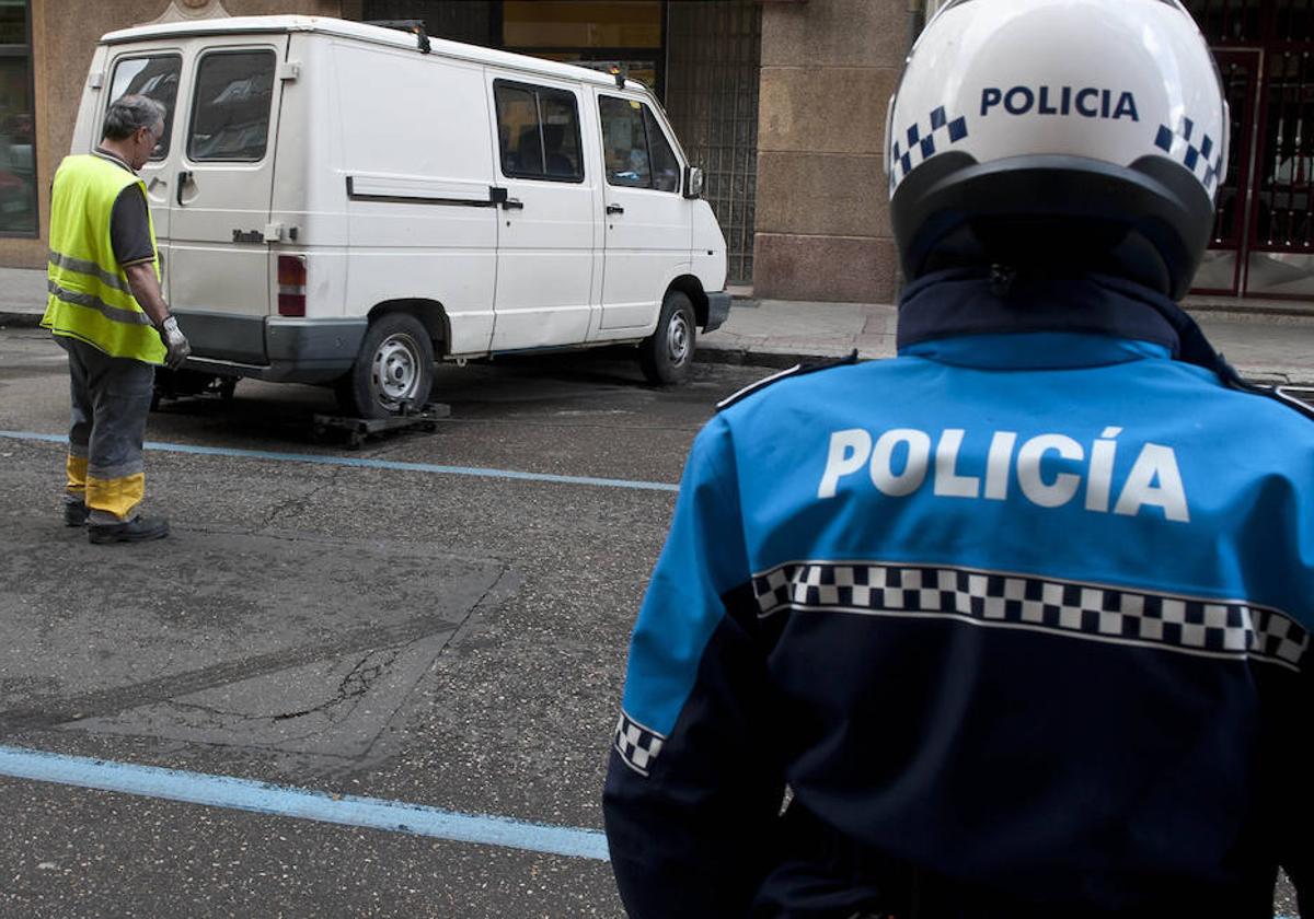 Retirada de una furgoneta en una calle de Valladolid.