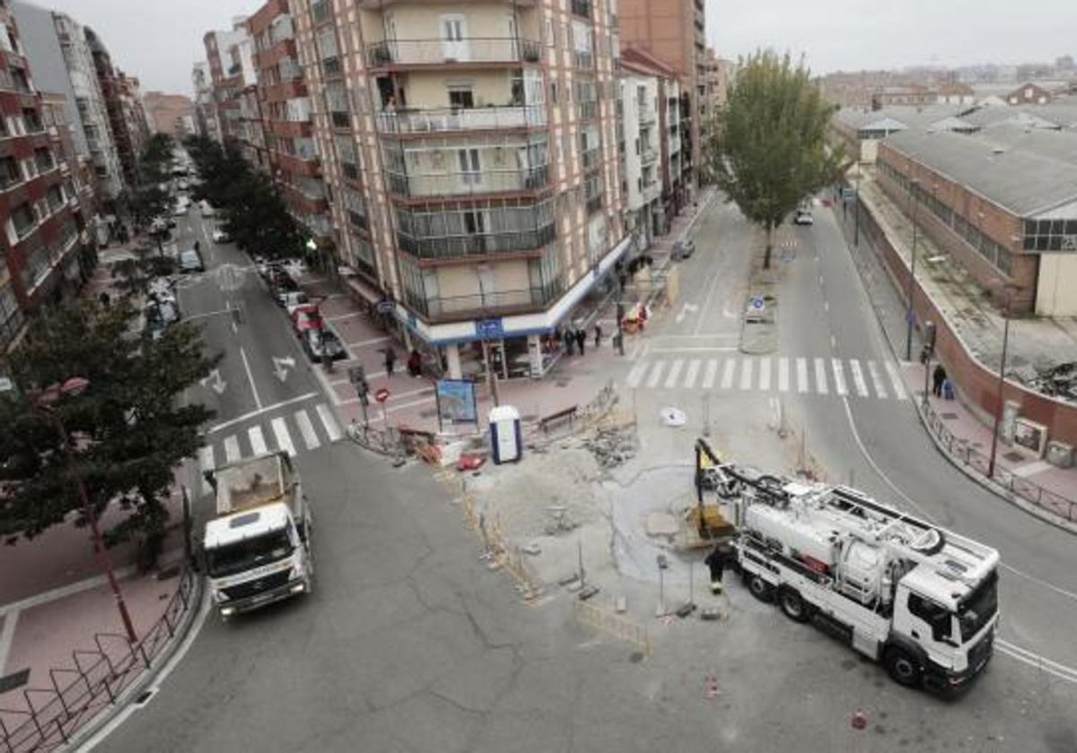 Estado de las obras que mantienen cortada la salida del paseo de Farnesio (derecha) hacia la avenida de Segovia.