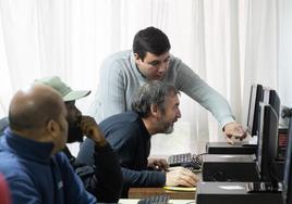 Alejandro, inmigrante colombiano y voluntario en Red Íncola, imparte clases de informática.