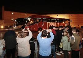 Los autobuses de la selección española de fútbol a su llegada al hotel AC Palacio de Santa Ana de Valladolid.