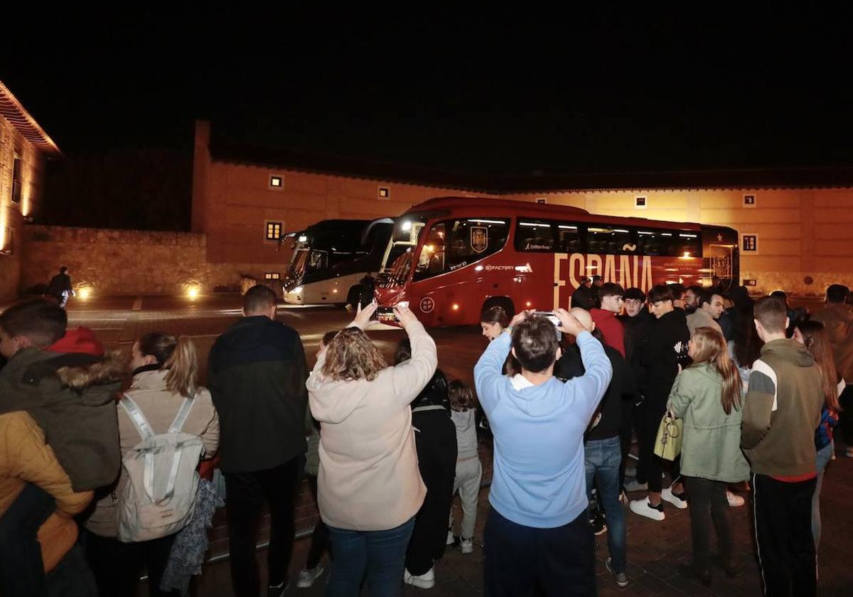 Los autobuses de la selección española de fútbol a su llegada al hotel AC Palacio de Santa Ana de Valladolid.