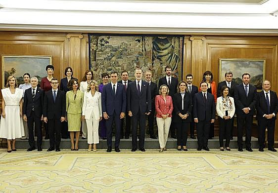 Foto de familia del Gobierno con el rey Felipe VI. A la derecha de la imagen, Ana Redondo y Óscar Puente.