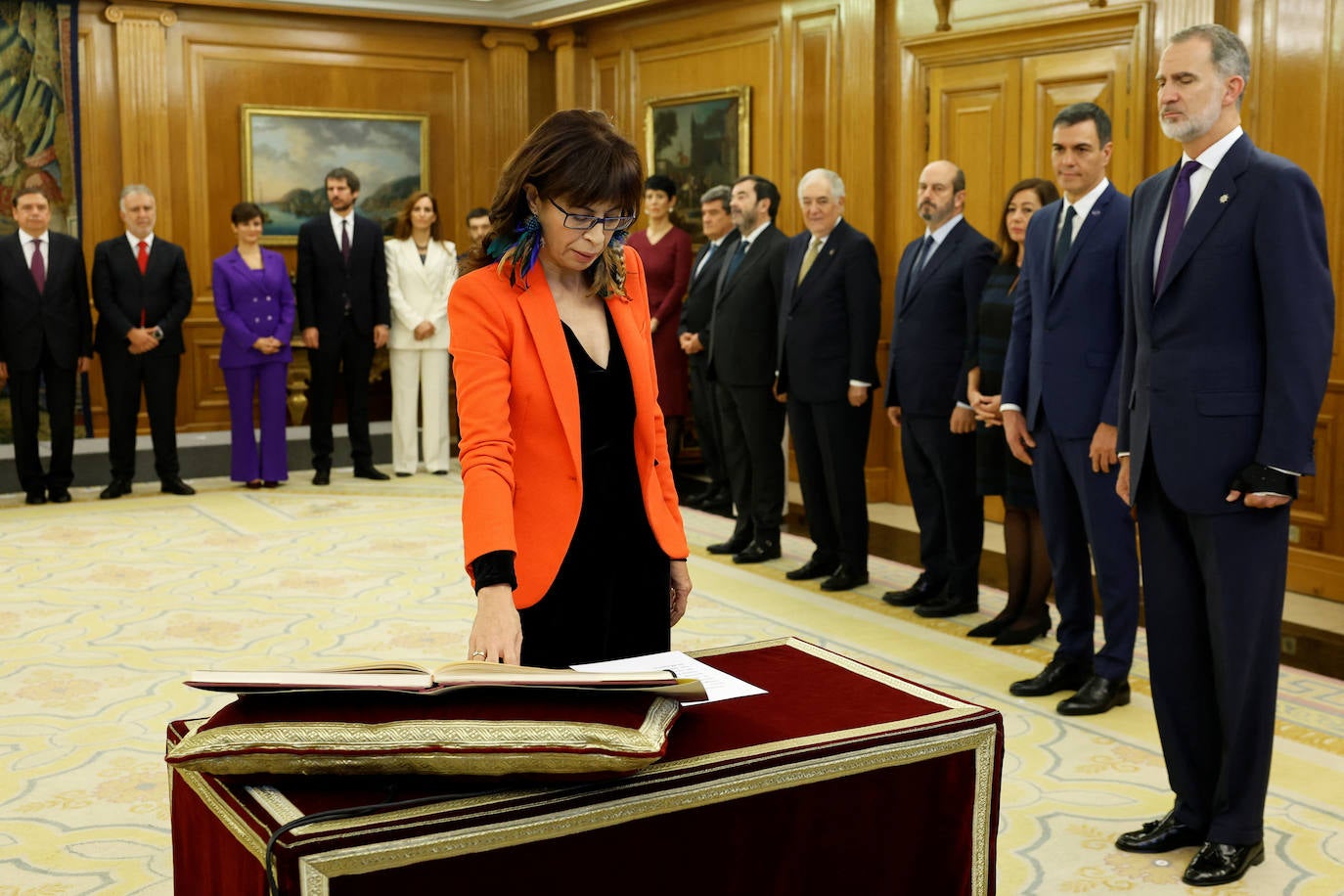 Ana Redondo lee, con gafas, su juramento.