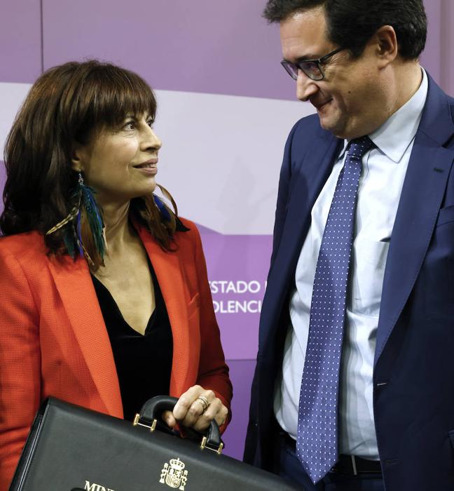 Ana Redondo, junto a Óscar López una vez finalizado el acto de toma de posesión.