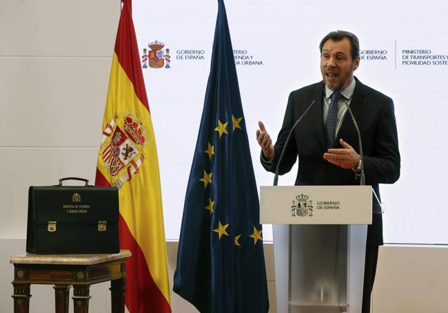 Óscar Puente, durante su discurso, con la cartera ministerial a un lado.