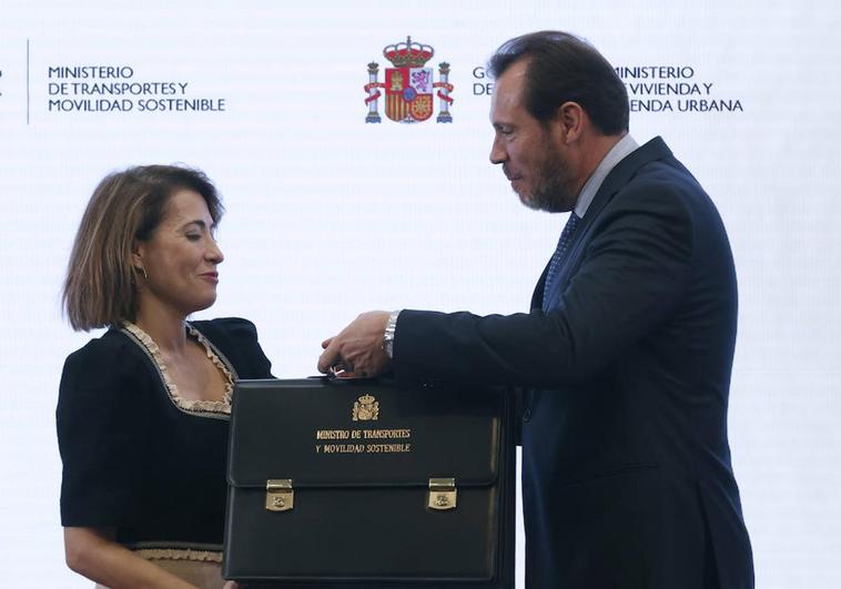 Raquel Sánchez Jiménez entrega la cartera del Ministerio de Transportes y Movilidad Sostenible a Óscar Puente.