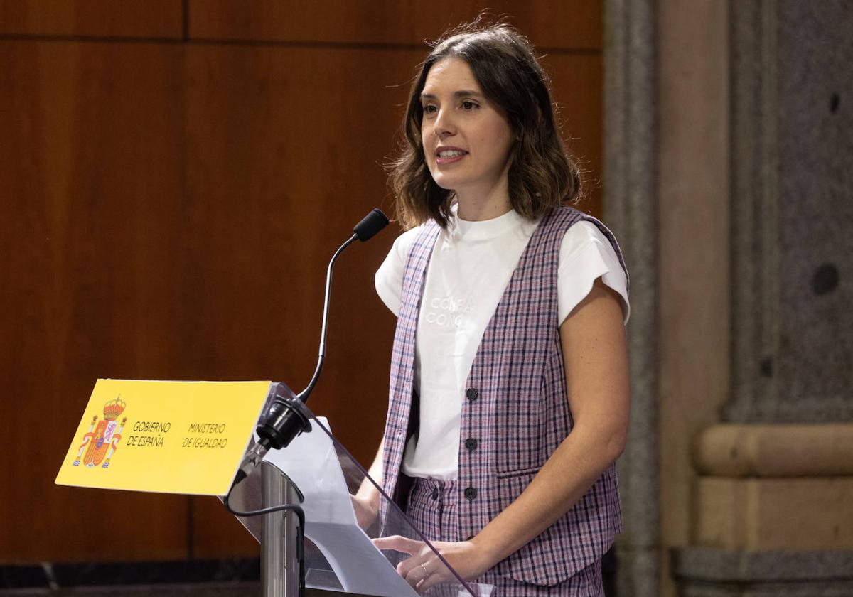 La hasta ahora ministra de Igualdad, Irene Montero, interviene durante el traspaso de su cartera.