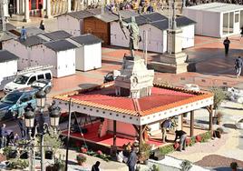 Montaje del Belén en la Plaza Mayor.