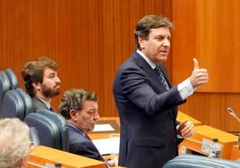 Carlos Fernández Carriedo responde a la socialista ANA Sánchez, ante la atenta mirada de Juan García-Gallardo.