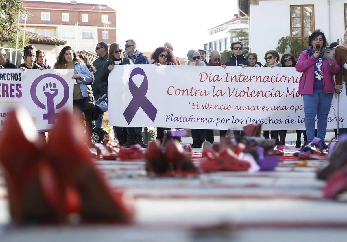 Zapatos rojos en recuerdo de mujeres asesinadas por su parejas y exparejas.