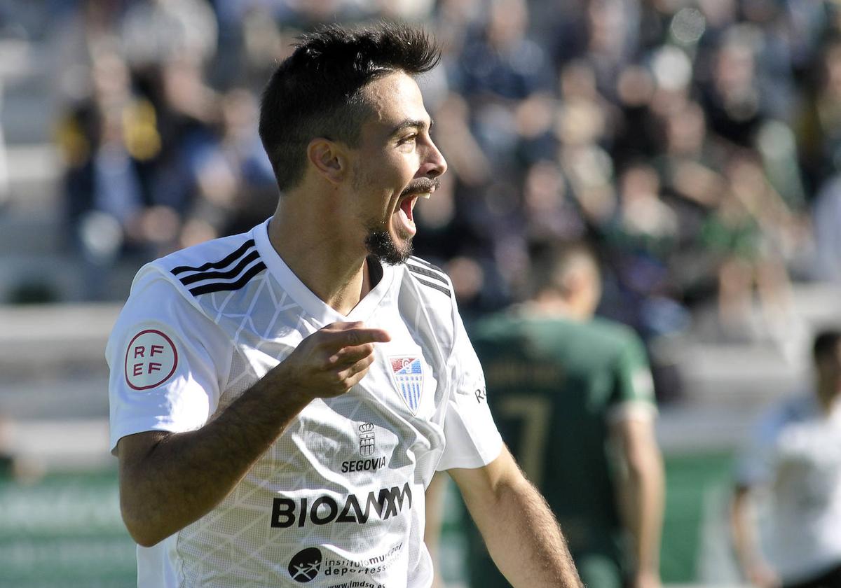 Javi Borrego celebra su tanto ante el Cacereño.