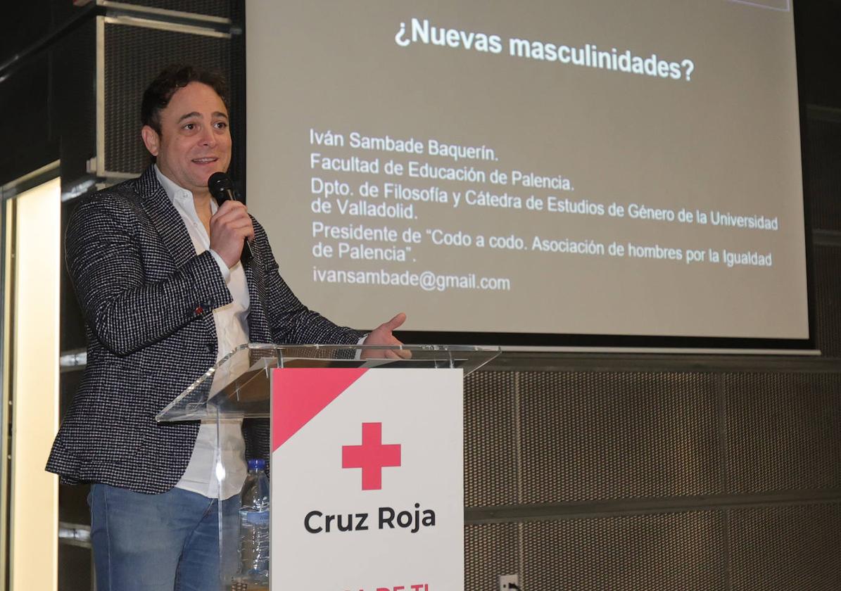 Iván Sambade, en la conferencia organizada por Cruz Roja celebrada en Lécrac.