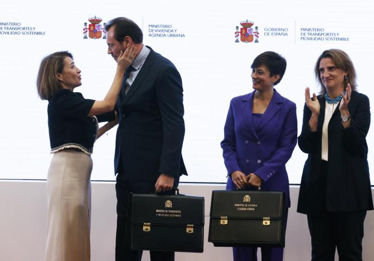 Óscar Puente recibe la felicitación de Raquel Sánchez ante las ministras Isabel Rodríguez y Teresa Ribera.