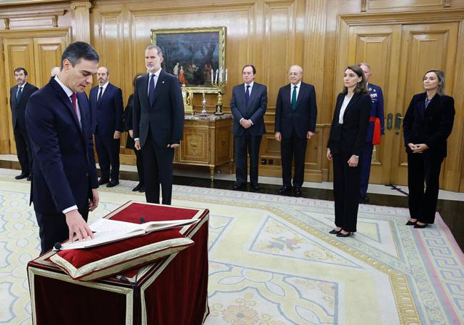 Pedro Sánchez jura el cargo. A la derecha de la imagen, Sofía Puente, hermana del ahora ministro Óscar Puente, como directora general de Seguridad Jurídica y Fe Pública.