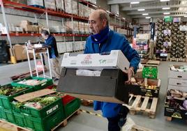 Dos voluntarios, en las naves del Banco de Alimentos.