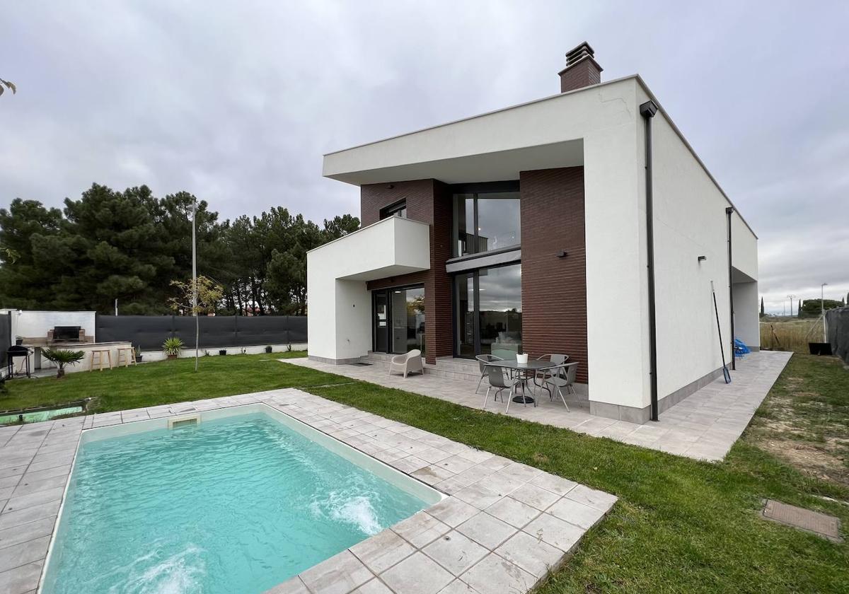 Una casa contemporánea con toques castellanos en el alfoz vallisoletano