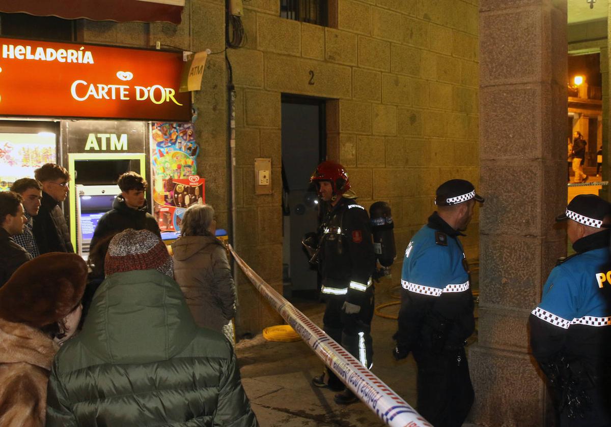 Policía Local y bomberos, en el lugar del suceso.