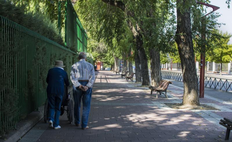 Jubilados pasean por una calle de Valladolid.