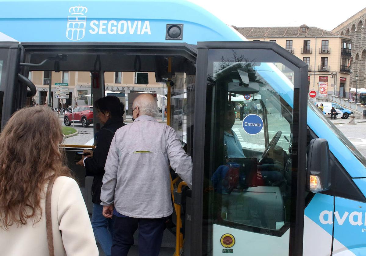 Segovianos acceden a una de las lanzaderas que estuvo a prueba para acceder al casco antiguo de Segovia.