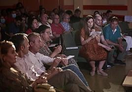 La presidenta de la Asociación de Vecinos Nuevo Hospital toma la palabra en la reunión informativa sobre el centro del mes pasado.