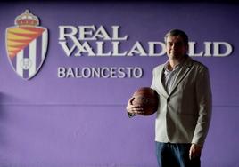 Lorenzo Alonso posa con el escudo del Real Valladolid Baloncesto de fondo.