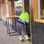 Revientan a mazazos la tragaperras de un bar de la calle Hípica