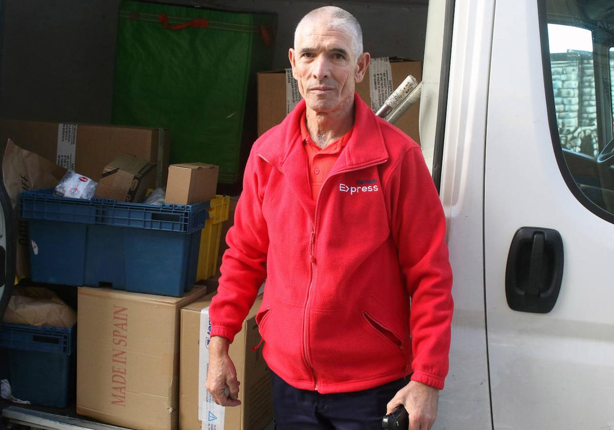 Jesús Casado, durante uno de sus repartos en el centro de Segovia.