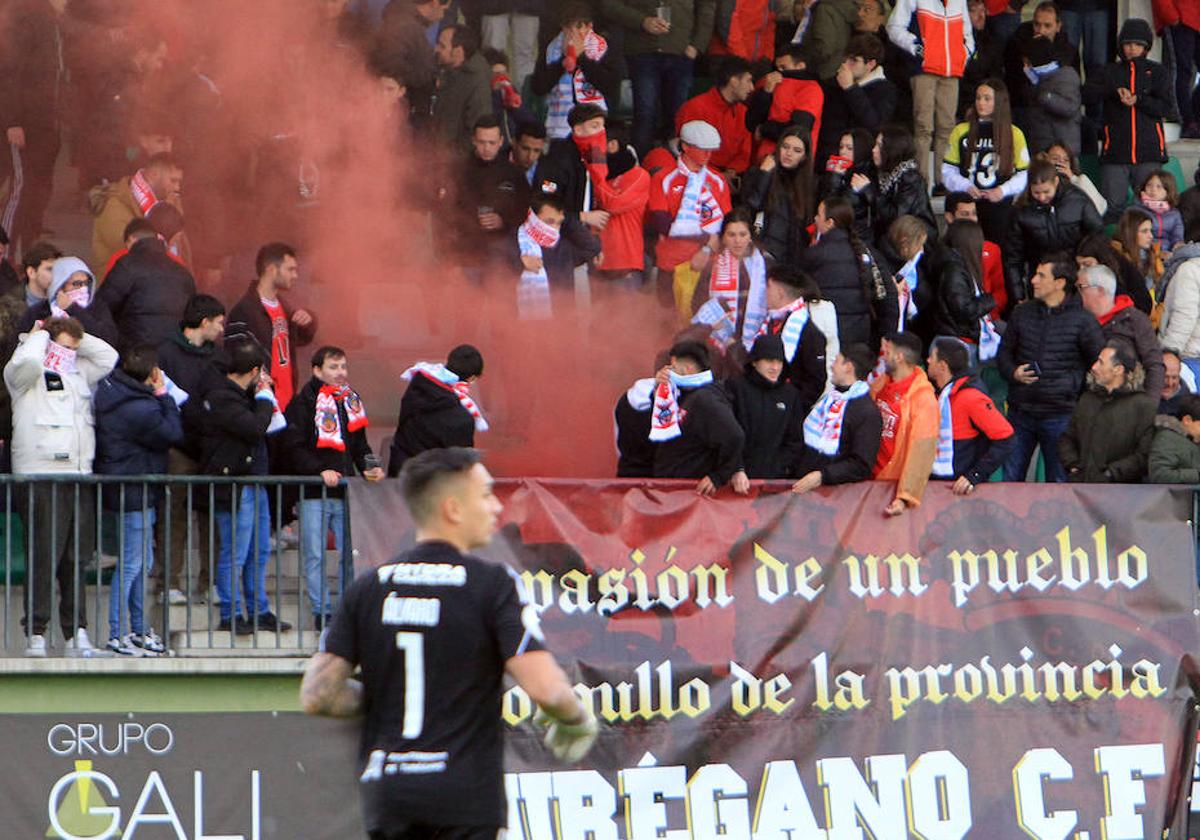 Aficionados del Turégano, con el bote de humo rojo durante el partido ante el Celta.